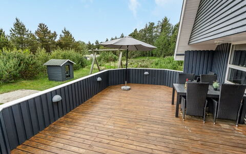 Emmi - 2.5Km from the Sea: Tetto, Casa, Casa, Villetta, Porta, Raccordo, Deck, Portico, Plank, Latifoglie