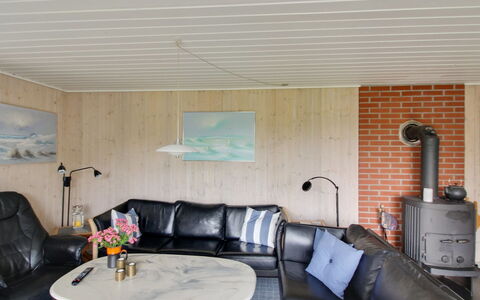 Kastehelmi - 400M from the Sea: Mobilia, Divano, Legna, Interior Design, Pavimentazione, Soggiorno, Pavimento, Soffitto, Tavolo