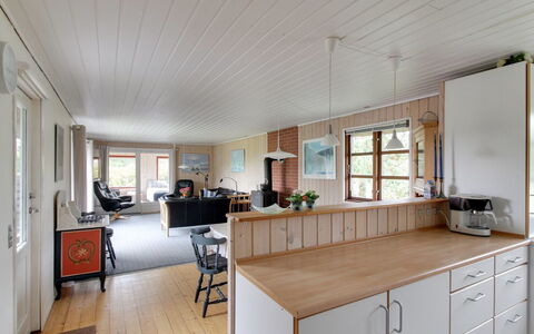 Kastehelmi - 400M from the Sea: Mobilia, Pavimentazione, Interior Design, Cucina, Legna, Pavimento, Soffitto, Controsoffitto, Cabinetry, Elettrodomestico Da Cucina