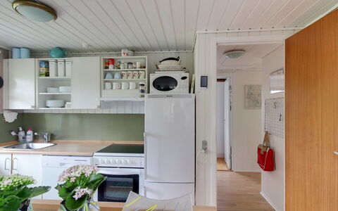 Kastehelmi - 400M from the Sea: Cucina, Elettrodomestico Da Cucina, Interior Design, Apparecchio Major, Pavimentazione, Legna, Controsoffitto, Mobilia, Pavimento, Camera