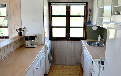 Kastehelmi - 400M from the Sea: Legna, Pavimentazione, Cucina, Pavimento, Interior Design, Controsoffitto, Lavandino Della Cucina, Elettrodomestico Da Cucina, Mobilia, Camera
