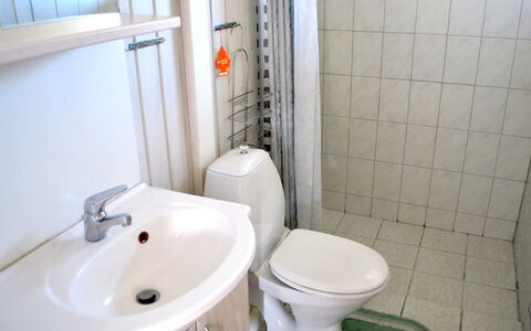 Kastehelmi - 400M from the Sea: Lavandino Del Bagno, Bagno, Toilet Seat, Idraulico Fixture, Lavello, Gabinetto, Pavimento, Rubinetto, Pavimentazione, Idraulico