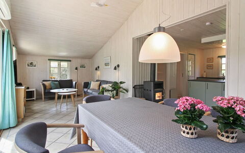 Hillmari - 200M from the Sea: Tetto, Casa, Casa, Villetta, Porta, Raccordo, Deck, Portico, Plank, Latifoglie