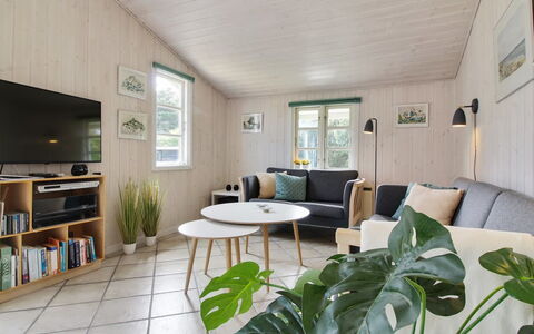 Hillmari - 200M from the Sea: Tetto, Casa, Casa, Villetta, Porta, Raccordo, Deck, Portico, Plank, Latifoglie