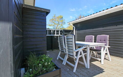 Hillmari - 200M from the Sea: Tetto, Casa, Casa, Villetta, Porta, Raccordo, Deck, Portico, Plank, Latifoglie