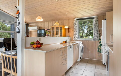 Nadia - 1.7Km from the Sea: Cucina, Interior Design, Controsoffitto, Legna, Pavimentazione, Mobilia, Soffitto, Elettrodomestico Da Cucina, Pavimento, Cabinetry