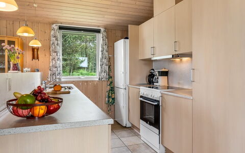 Nadia - 1.7Km from the Sea: Elettrodomestico Da Cucina, Cucina, Controsoffitto, Legna, Interior Design, Apparecchio Major, Mobilia, Pavimentazione, Idraulico Fixture, Lavello