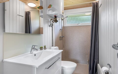 Nadia - 1.7Km from the Sea: Idraulico Fixture, Bagno, Lavello, Lavandino Del Bagno, Interior Design, Pavimentazione, Rubinetto, Pavimento, Mobiletto Del Bagno, Idraulico