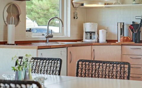 Emilia - 1.8Km from the Sea: Mobilia, Interior Design, Cucina, Controsoffitto, Illuminazione, Tavola, Pavimentazione, Cabinetry, Elettrodomestico Da Cucina, Casa