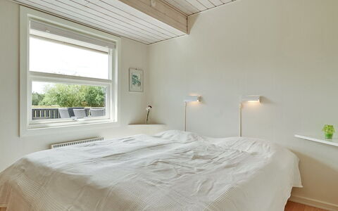 Emilia - 1.8Km from the Sea: Parete, Interior Design, Soffitto, Camera Da Letto, Pavimentazione, Legna, Letto, Pavimento, Lenzuolo, Bedding