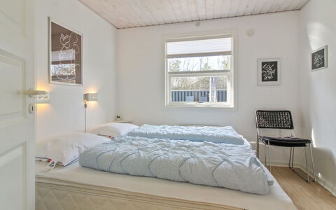Emilia - 1.8Km from the Sea: Letto, Mobilia, Camera Da Letto, Interior Design, Parete, Pavimento, Legna, Soffitto, Pavimentazione, Bedding
