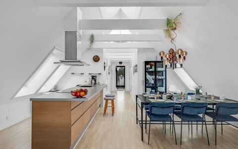Kerttu - 900M from the Sea: Tetto, Casa, Casa, Villetta, Porta, Raccordo, Deck, Portico, Plank, Latifoglie
