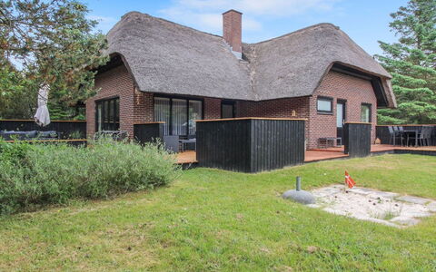 Gunkil - 800M from the Sea: Tetto, Casa, Casa, Villetta, Porta, Raccordo, Deck, Portico, Plank, Latifoglie