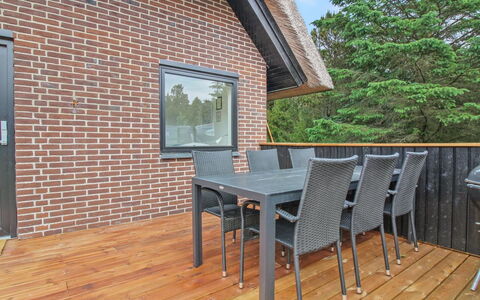 Gunkil - 800M from the Sea: Tetto, Casa, Casa, Villetta, Porta, Raccordo, Deck, Portico, Plank, Latifoglie