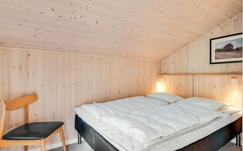 Eltje - 4Km from the Sea: Legna, Camera Da Letto, Soffitto, Letto, Interior Design, Lenzuolo, Bedding, Telaio Del Letto, Camera, Latifoglie