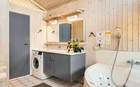 Eltje - 4Km from the Sea: Interior Design, Pavimentazione, Idraulico Fixture, Pavimento, Legna, Lavello, Soffitto, Mobiletto Del Bagno, Rubinetto, Bagno