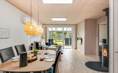 Ragnborg - 900M from the Sea: Interior Design, Pavimentazione, Legna, Mobilia, Soffitto, Pavimento, Lampada, Pavimento In Legno, Illuminazione, Cucina