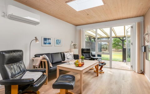 Ragnborg - 900M from the Sea: Mobilia, Interior Design, Pavimentazione, Legna, Pavimento, Divano, Soffitto, Soggiorno, Pavimento In Legno, Illuminazione