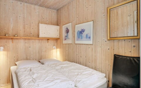 Ragnborg - 900M from the Sea: Camera Da Letto, Letto, Legna, Lenzuolo, Bedding, Interior Design, Soffitto, Pavimento, Telaio Del Letto, Pavimentazione
