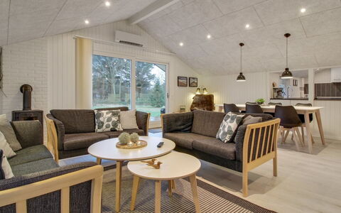 Ria - 250M from the Sea: Legna, Interior Design, Soffitto, Pavimentazione, Mobilia, Pavimento, Casa, Soggiorno, Lampada, Divano