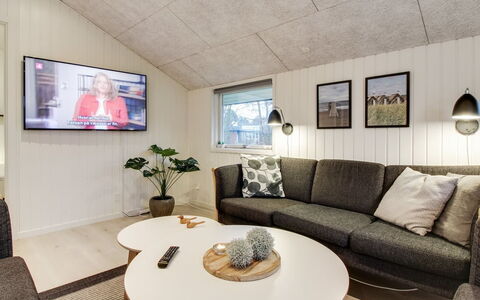 Ria - 250M from the Sea: Interior Design, Pavimentazione, Soffitto, Pavimento, Casa, Soggiorno, Divano, Mobilia, Lampada, Camera