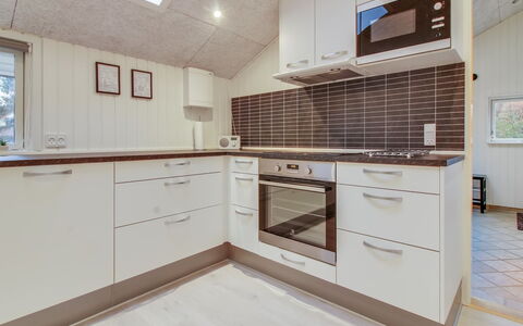 Ria - 250M from the Sea: Pavimentazione, Legna, Interior Design, Pavimento, Controsoffitto, Cucina, Soffitto, Cabinetry, Idraulico Fixture, Camera