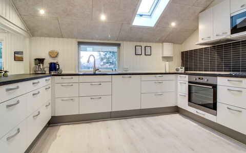 Ria - 250M from the Sea: Legna, Pavimentazione, Cucina, Controsoffitto, Interior Design, Soffitto, Pavimento, Cabinetry, Apparecchio Major, Elettrodomestico Da Cucina