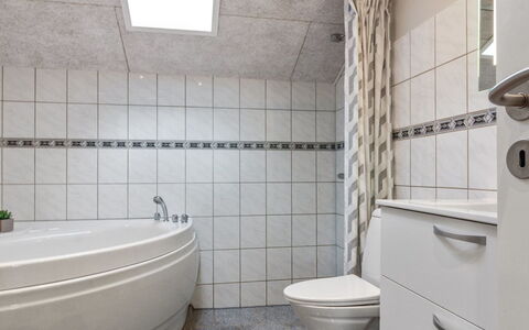 Ria - 250M from the Sea: Pavimentazione, Bagno, Idraulico Fixture, Pavimento, Interior Design, Gabinetto, Toilet Seat, Piastrella, Idraulico, Camera