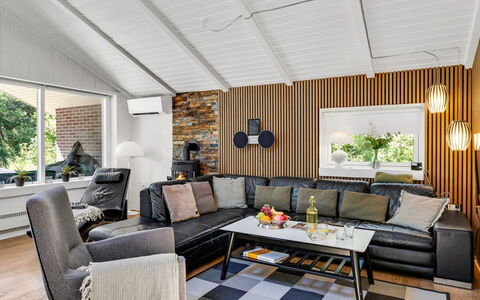 Famke - 1Km from the Sea: Mobilia, Interior Design, Divano, Legna, Pavimentazione, Soffitto, Soggiorno, Pavimento, Illuminazione