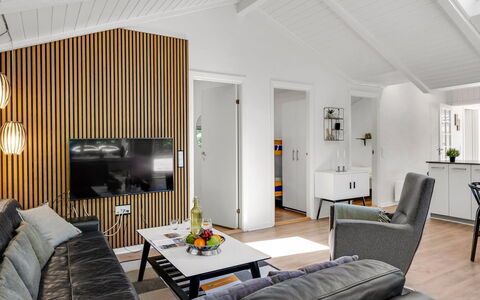 Famke - 1Km from the Sea: Mobilia, Interior Design, Divano, Pavimentazione, Parete, Legna, Soffitto, Pavimento, Soggiorno, Camera
