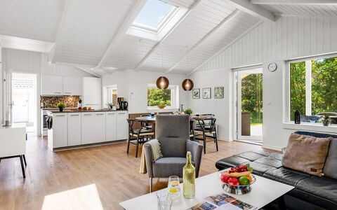 Famke - 1Km from the Sea: Legna, Soffitto, Interior Design, Pavimentazione, Mobilia, Pavimento, Casa, Divano, Pavimento In Legno, Soggiorno