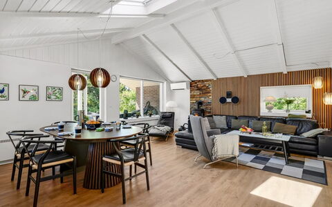 Famke - 1Km from the Sea: Mobilia, Interior Design, Pavimentazione, Legna, Pavimento In Legno, Divano, Soffitto, Pavimento, Soggiorno, Illuminazione