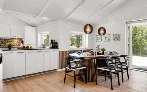 Famke - 1Km from the Sea: Interior Design, Legna, Mobilia, Pavimentazione, Soffitto, Pavimento In Legno, Cucina, Controsoffitto, Pavimento, Cucina & Sala Da Pranzo Tavolo