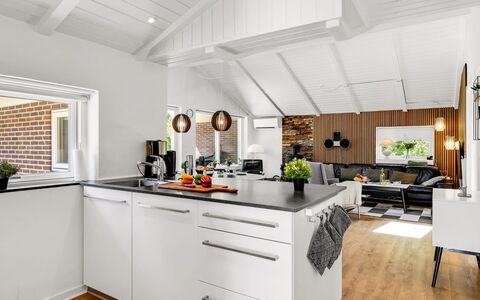 Famke - 1Km from the Sea: Mobilia, Cucina, Controsoffitto, Elettrodomestico Da Cucina, Interior Design, Pavimentazione, Apparecchio Major, Legna, Soffitto, Cabinetry