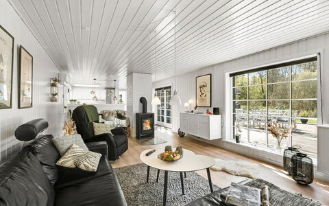 Ufred - 1.3Km to the Fjord: Interior Design, Soffitto, Legna, Pavimentazione, Illuminazione, Casa, Soggiorno, Pavimento, Lampada, Mobilia