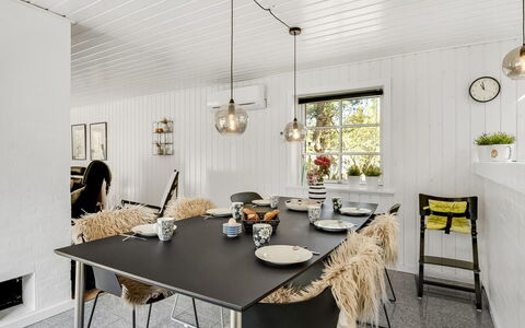 Ufred - 1.3Km to the Fjord: Mobilia, Interior Design, Legna, Lampada, Soffitto, Pavimentazione, Cucina & Sala Da Pranzo Tavolo, Sala Da Pranzo, Tavolo, Sedia
