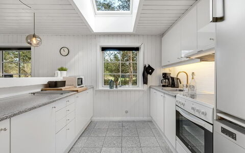 Ufred - 1.3Km to the Fjord: Legna, Cucina, Pavimentazione, Interior Design, Soffitto, Controsoffitto, Apparecchio Major, Elettrodomestico Da Cucina, Casa, Pavimento