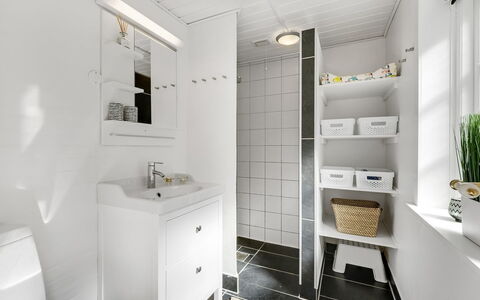 Ufred - 1.3Km to the Fjord: Interior Design, Parete, Pavimentazione, Pavimento, Idraulico Fixture, Bagno, Mobiletto Del Bagno, Soffitto, Lavello, Gabinetto