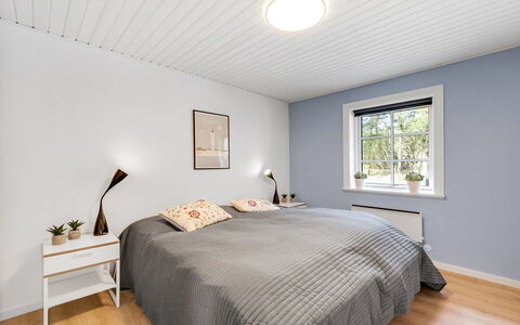 Ufred - 1.3Km to the Fjord: Interior Design, Soffitto, Camera Da Letto, Pavimento, Letto, Pavimentazione, Bedding, Lenzuolo, Telaio Del Letto, Lampada