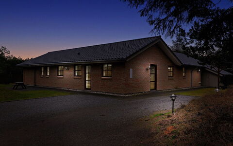 Holmved - 1.2Km from the Sea: Zona Residenziale, Tetto, Sobborgo, Driveway, Estate, Camino