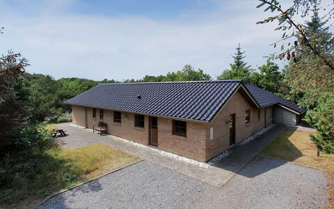 Holmved - 1.2Km from the Sea: Zona Residenziale, Tetto, Sobborgo, Driveway, Estate, Camino
