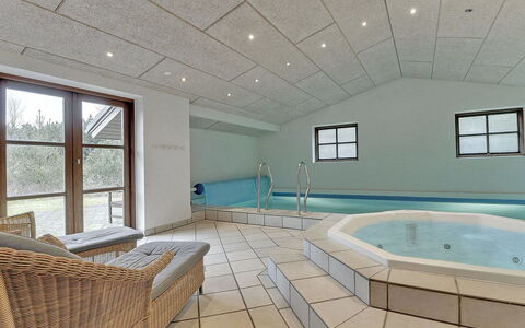 Holmved - 1.2Km from the Sea: Zona Residenziale, Tetto, Sobborgo, Driveway, Estate, Camino