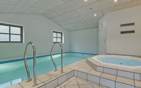 Holmved - 1.2Km from the Sea: Zona Residenziale, Tetto, Sobborgo, Driveway, Estate, Camino