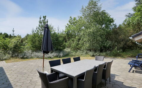 Holmved - 1.2Km from the Sea: Zona Residenziale, Tetto, Sobborgo, Driveway, Estate, Camino