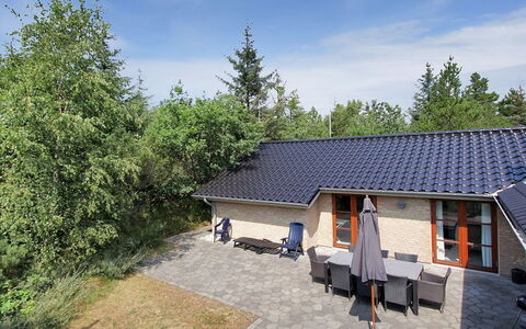 Holmved - 1.2Km from the Sea: Zona Residenziale, Tetto, Sobborgo, Driveway, Estate, Camino