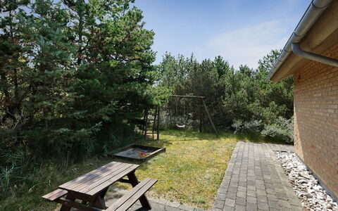 Holmved - 1.2Km from the Sea: Zona Residenziale, Tetto, Sobborgo, Driveway, Estate, Camino