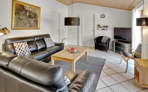 Holmved - 1.2Km from the Sea: Zona Residenziale, Tetto, Sobborgo, Driveway, Estate, Camino