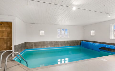 Domnika - 350M from the Sea: Pavimentazione, Pavimento, Soffitto, Materiale Composito, Design, Illuminazione Diurna, Piscina, Color Legno, Piastrella, Hotel
