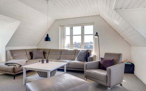 Domnika - 350M from the Sea: Mobilia, Divano, Interior Design, Pavimentazione, Soggiorno, Pavimento, Casa, Appartamento, Soffitto