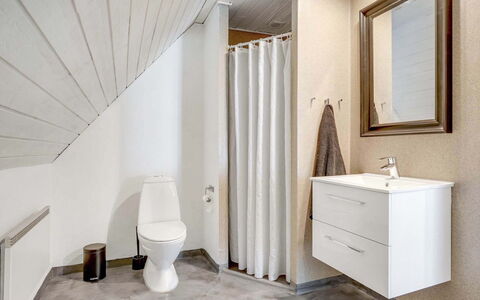 Domnika - 350M from the Sea: Pavimentazione, Pavimento, Idraulico Fixture, Parete, Bagno, Interior Design, Legna, Gabinetto, Soffitto, Lavello